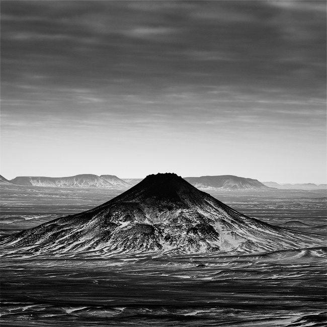  Fotografie Černá poušť, Egypt - Jeden z černých kuželovitých kopců s černým vrcholkem v Černé poušti (Black Desert).