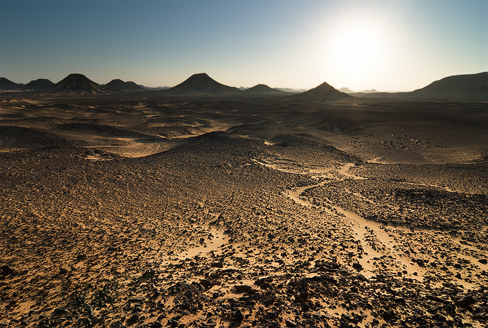  Fotografie Černá poušť, Egypt - První paprsky slunce v krajině Černé pouště (Black Desert).