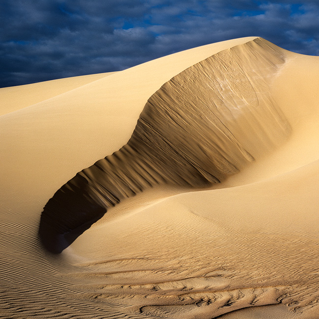  Fotografie Duna v poušti, Egypt - Jedna z mnoha písečných dun v podvečerním světle, blízko západní egyptské oázy Bahariya (Baharíja nebo Bahria).