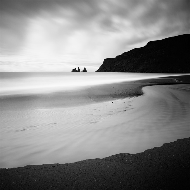  Fotografie Skály Reynisdrangar poblíž vesnice Vík í Mýrdal na jihu Islandu.