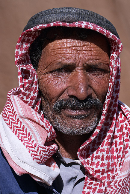  Fotografie Jordánsko - Beduín z pouštní oblasti Wadi Rum na jihu Jordánska.