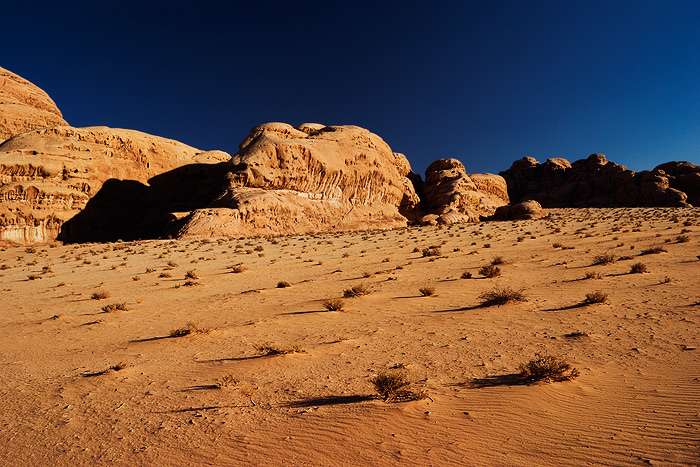  Fotografie Jordánsko, Poušť Wadi Rum - Krajina s podvečerním světlem v oblasti Wadi Rum. Pouštní oblast Wadi Rum je fantastická pouštní krajina s mohutnými vápencovými a žulovými útvary.