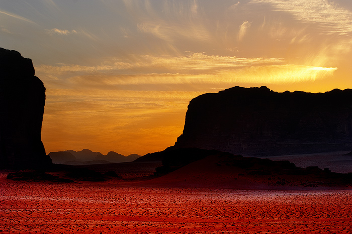  Fotografie Jordánsko, Poušť Wadi Rum - Západ slunce v oblasti Wadi Rum s pohledem na na fantastickou pouštní krajinu s mohutnými vápencovými a žulovými útvary.