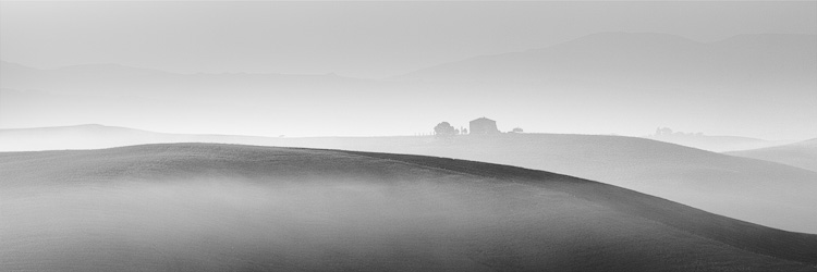  Fotografie Val d’Orcia - Ranní zamlžená toskánská krajina v oblasti Val d’Orcia.