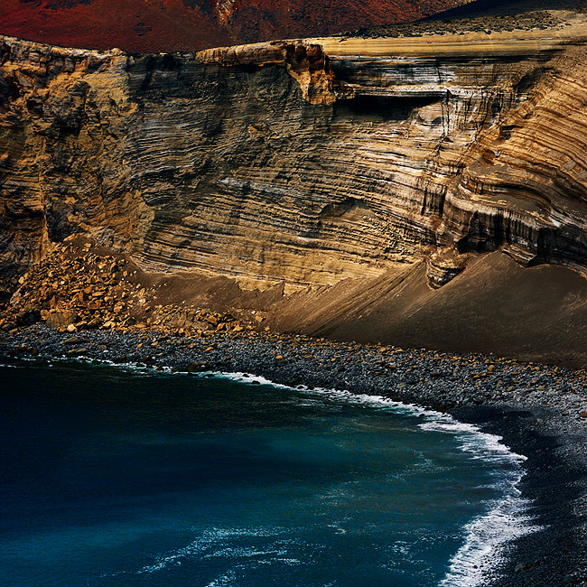  Fotografie Mořské pobřeží v oblasti Ponta dos Capelinhos na ostrově Faial. Oblast je nejnovější částí ostrova Faial, vzniklá erupcí vulkánu Vulcao dos Capelinhos, který se roku 1957 vynořil na západním pobřeží ostrova.