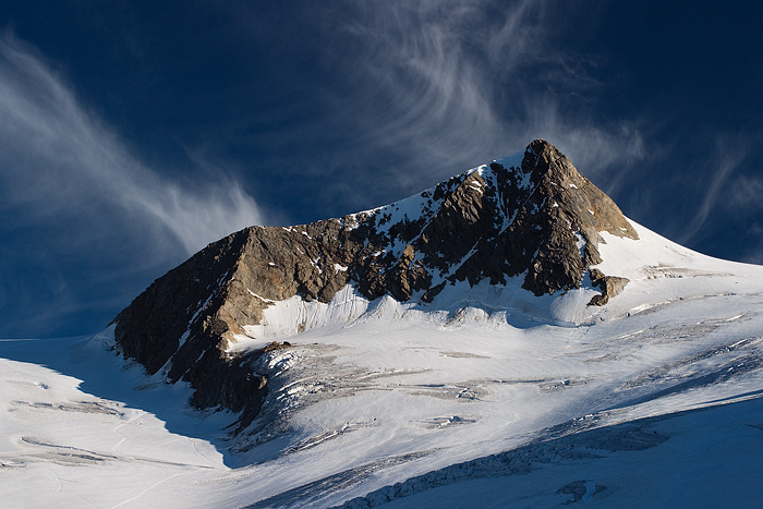  Fotografie Horský vrchol v ranním světle, Rakouské Alpy - Vrchol Rainer Horn (3560 m). Vpředu ledovec Mullwitzkees v oblasti Hohe Tauern (Vysoké Taury).