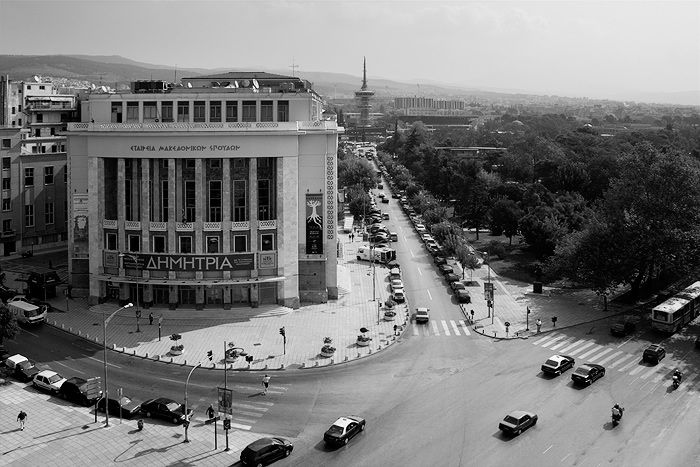  Fotografie Soluň, Řecko - Národní divadlo v Soluňi (Thessaloniky). V pozadí 76m vysoký vysílač s restaurací OTE Tower.